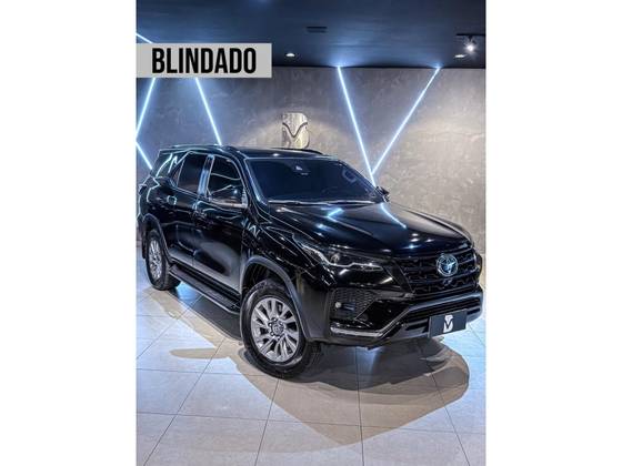 TOYOTA HILUX SW4 2.8 D-4D TURBO DIESEL SRX 7L 4X4 AUTOMÁTICO
